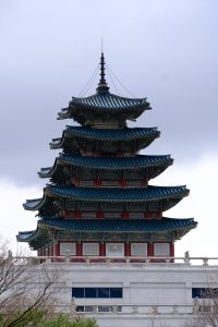 神马影院在线观看韩剧精选封面，韩式浪漫风格画面，暖色调城市场景与两位主演